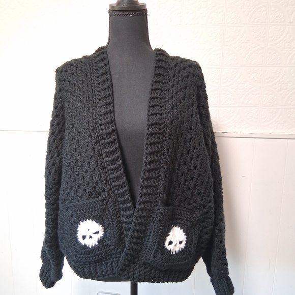 Medium / Large Black Skull Pattern Women Sweater Cardigan, Chunky Goth Sweater - Picture 10 of 12